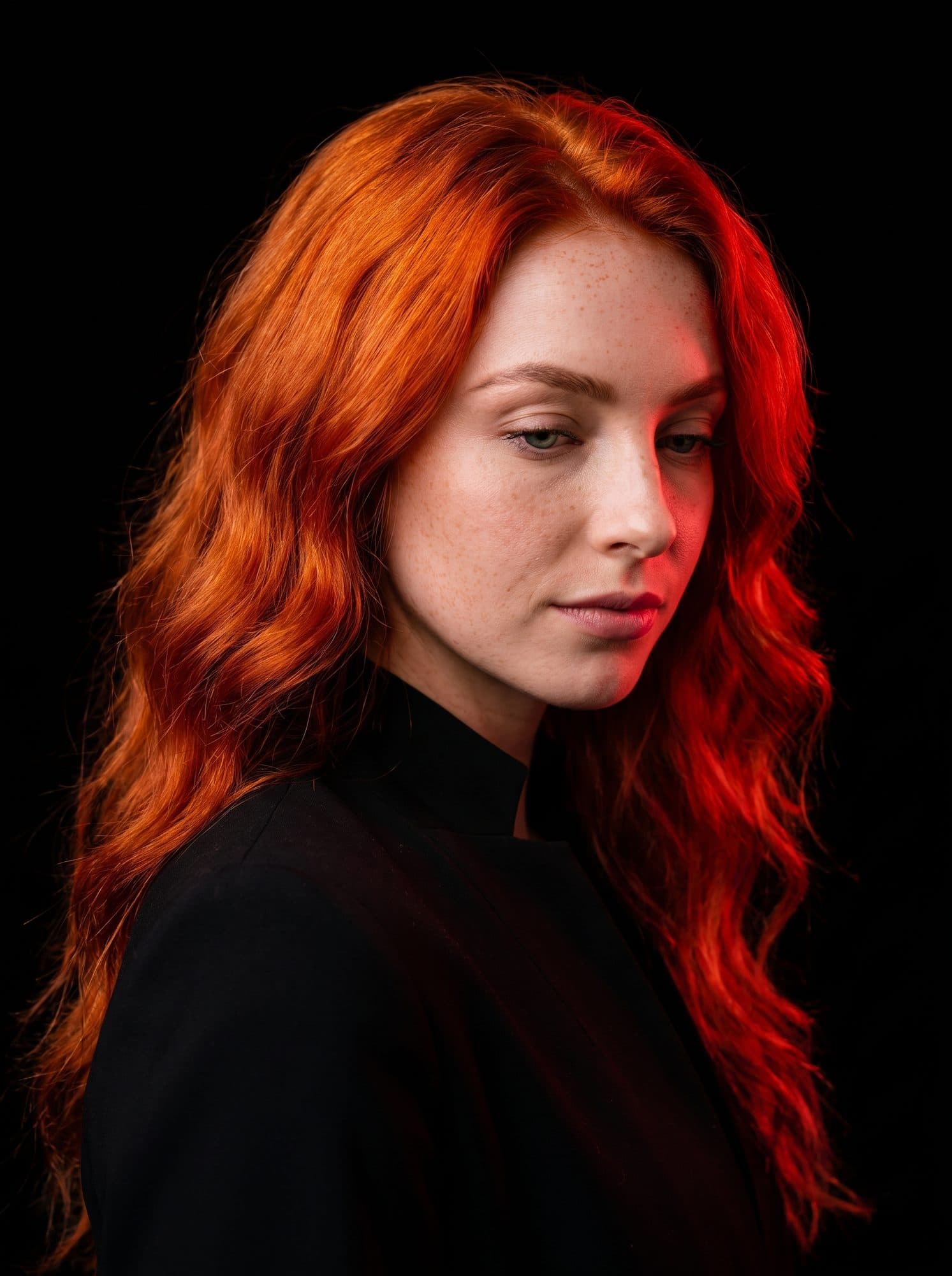 Celeste de trois quarts, lumiere rouge laterale
